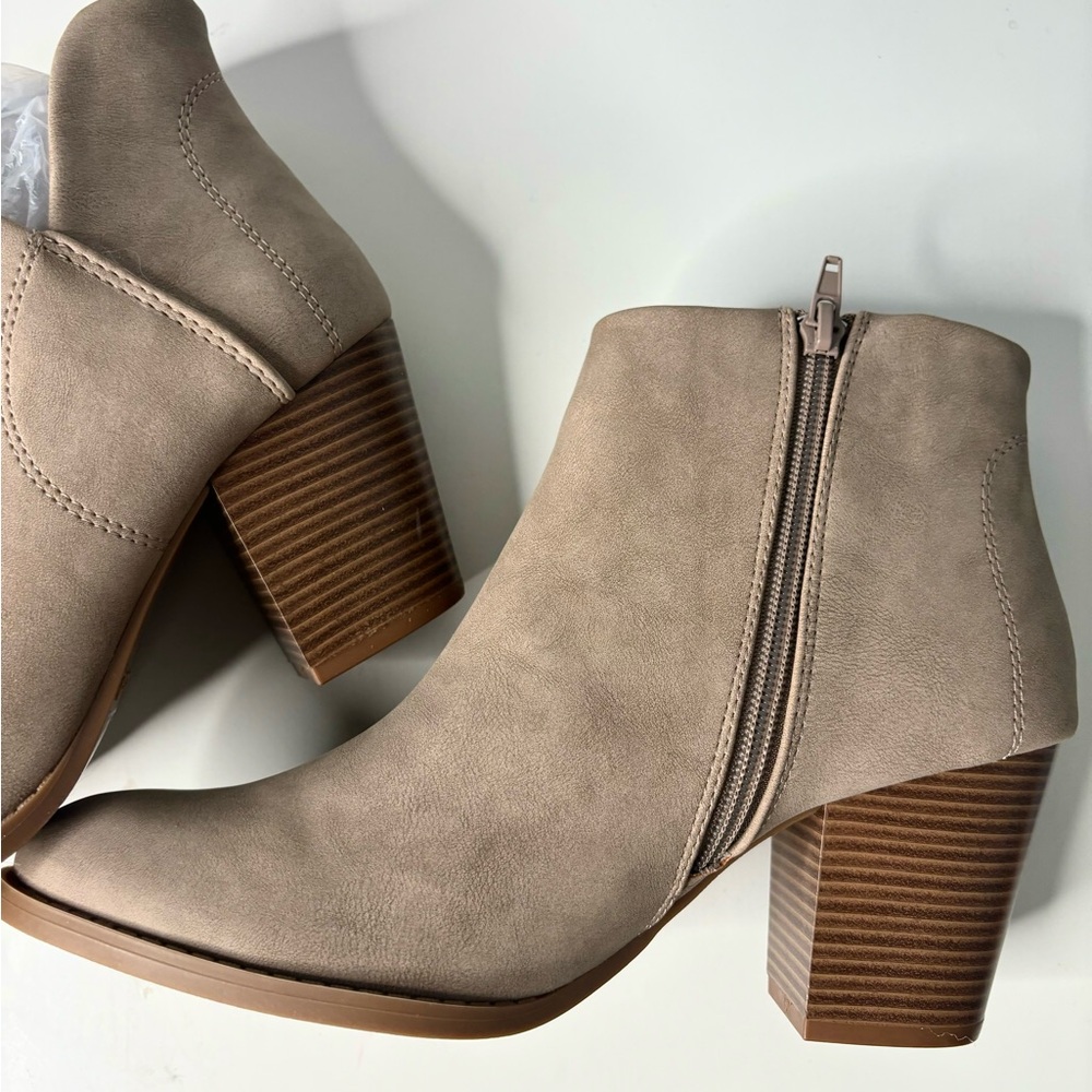 QUPID NWT TAN ANKLE BOOTIES US9